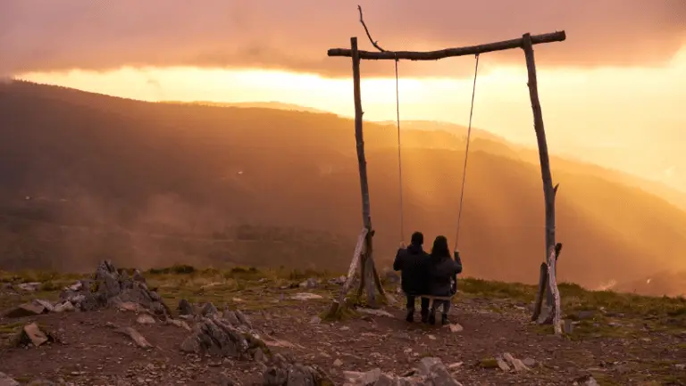 Paar sitzt auf einer Schaukel