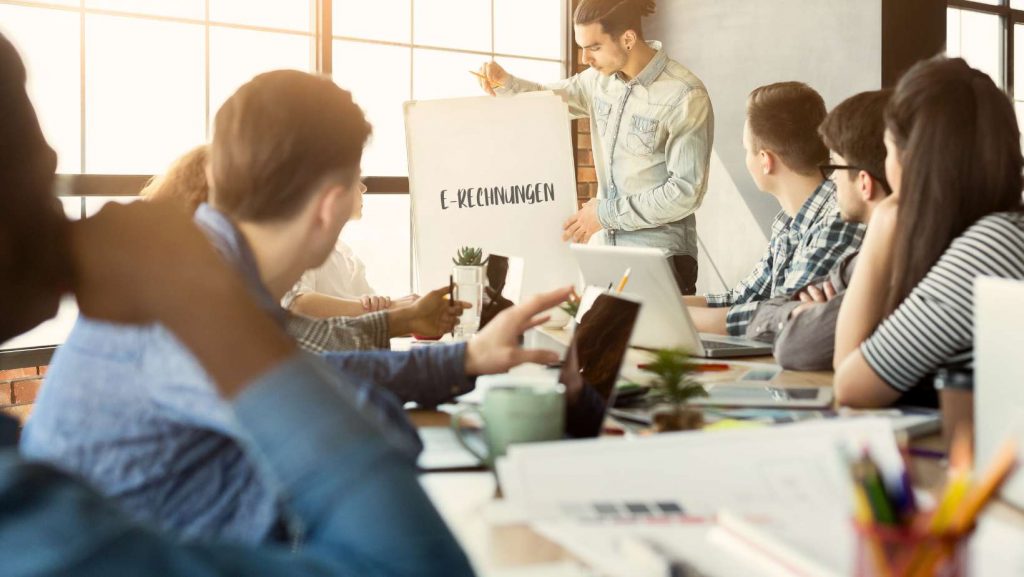 Situation einer Mitarbeiterschulung zum Thema E-Rechnungen