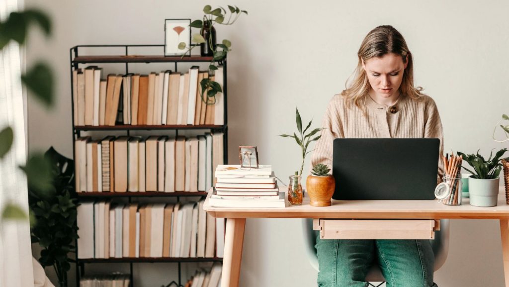 Junge Frau arbeitet im Home Office am Laptop